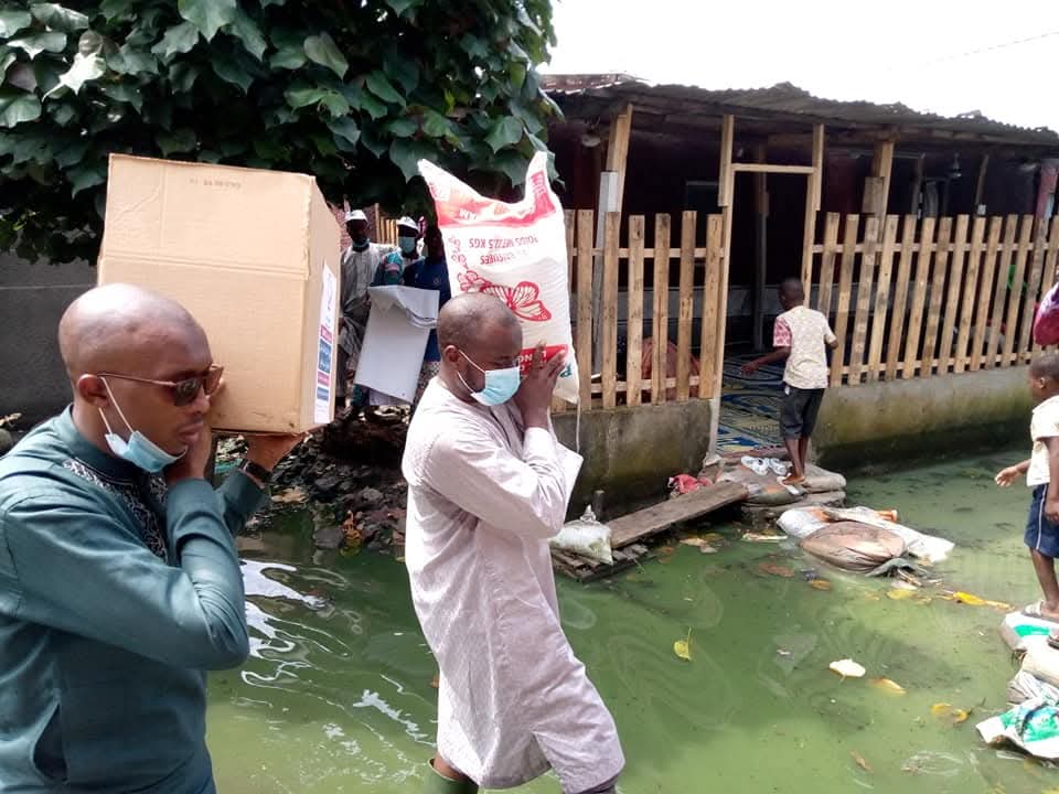 Distribution de vivres aux sinistrés des inondations de la Commune